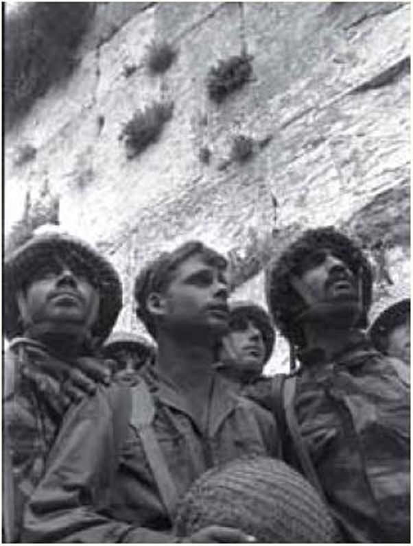 צילום של הצנחנים בכותל